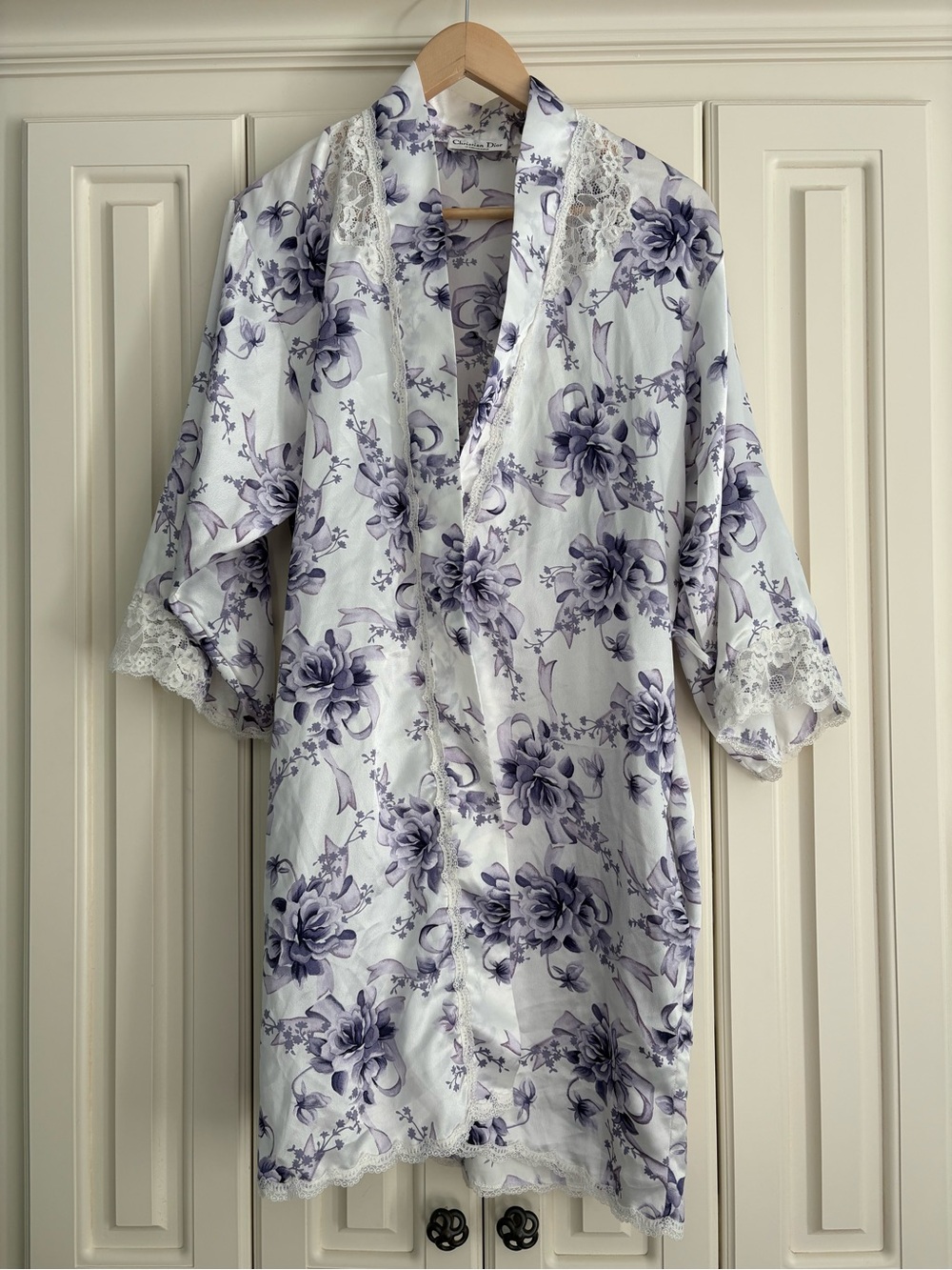 Vintage Christian Dior Floral Pastel Lavender Print Lace Trim Kimono Robe Petite